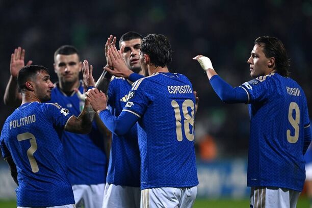 Fotbalisté Itálie se radují z gólu do sítě Moldavska