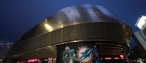 Madridský stadion Bernabéu má novou identitu, na fotce před zápasem NFL v listopadu 2025