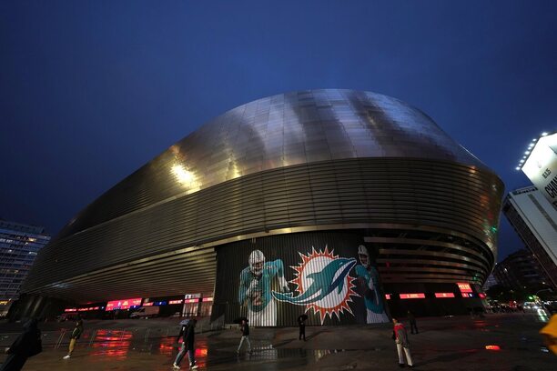 Madridský stadion Bernabéu má novou identitu, na fotce před zápasem NFL v listopadu 2025