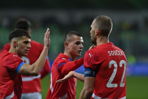 Čeští hráči se radují z gólu do sítě San Marina