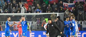 Hráči Slovenska slaví vítězství nad Severním Irskem