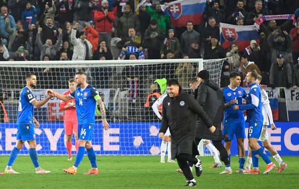 Hráči Slovenska slaví vítězství nad Severním Irskem