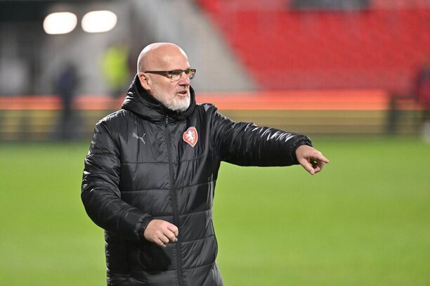 Trenér Michal Bílek během přípravy se Srbskem