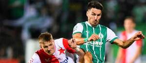 2. kolo CHL 2025/26: Zleva na fotce Štěpán Chaloupek ze Slavie a Robert Hrubý v barvách Bohemians 1905