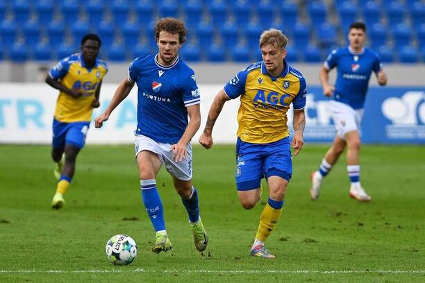 Na snímku ostravský bek Alexander Munksgaard (vlevo) a Matej Riznič, záložník Teplic