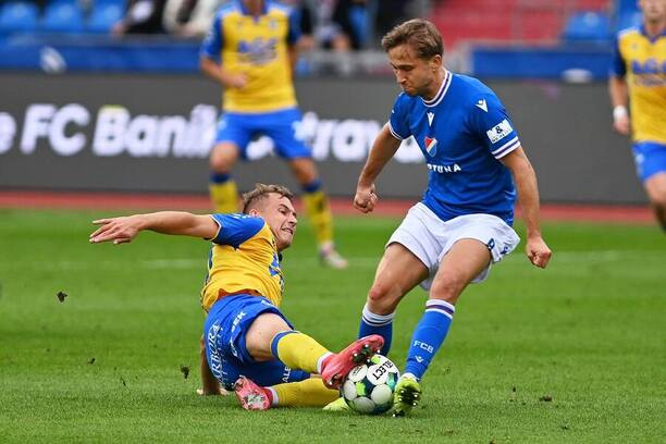 2. kolo CHL 2025/26: Na fotce zleva Robert Jukl z Teplic a Christian Frýdek hájící barvy Baníku Ostrava