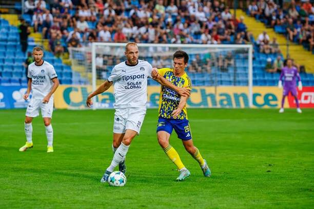 Michal Cupák (Zlín) v souboji s Vlastimilem Daníčkem (Slovácko)