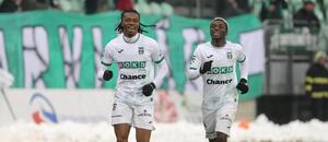 Emmanuel Ayaosi (vpravo) pomohl Karviné k výhře 4:3 nad Hradcem třemi góly