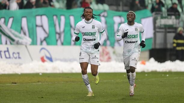 Emmanuel Ayaosi (vpravo) pomohl Karviné k výhře 4:3 nad Hradcem třemi góly