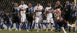 Rogério Ceni zahrává přímý volný kop