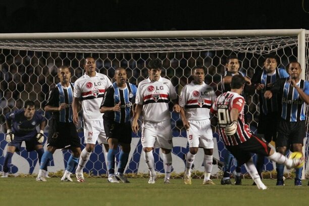 Rogério Ceni zahrává přímý volný kop