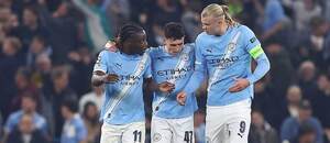 Zleva Jérémy Doku, Phil Foden a Erling Haaland z Manchesteru City