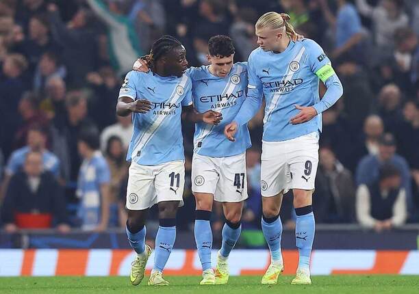 Zleva Jérémy Doku, Phil Foden a Erling Haaland z Manchesteru City