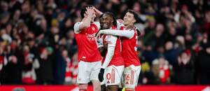 Radost hráčů Arsenalu po gólu Eberechiho Ezeho (uprostřed) v derby proti Tottenhamu
