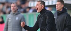 Trenér Sparty Brian Priske během utkání v Mladé Boleslavi