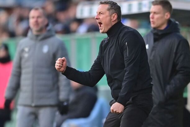 Trenér Sparty Brian Priske během utkání v Mladé Boleslavi