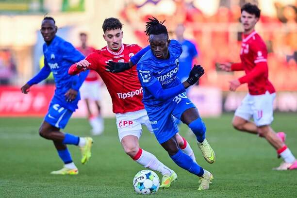 Vojtěch Patrák z Pardubic a Toumani Diakite z Liberce, zápas 16. kola Chance Ligy