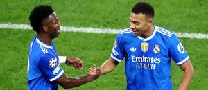 Kylian Mbappé a Vinícius se radují z branky na půdě Olympiakosu