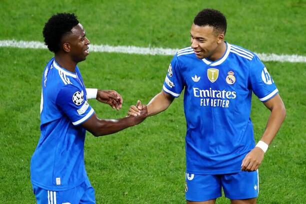 Kylian Mbappé a Vinícius se radují z branky na půdě Olympiakosu