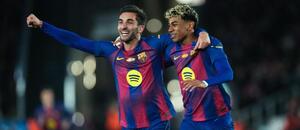 Útočníci Barcelony Ferran Torres (vlevo) a Lamine Yamal se radují z gólu v utkání proti Bilbau