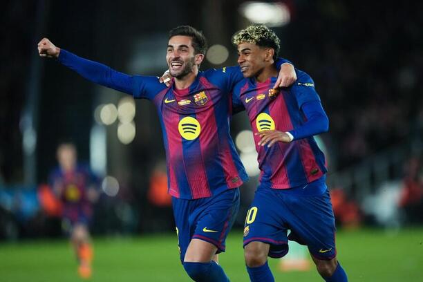 Útočníci Barcelony Ferran Torres (vlevo) a Lamine Yamal se radují z gólu v utkání proti Bilbau