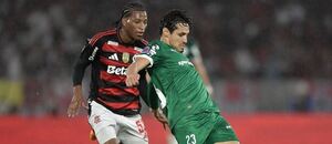 Zleva na snímku útočník Flamenga Gonzalo Plata a Raphael Veiga, záložník v dresu Palmeiras