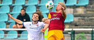 Utkání 3. kola CHL 2025/26: Na fotce zleva ostravský obránce Alexander Munksgaard a Marcel Čermák v dresu Dukly Praha