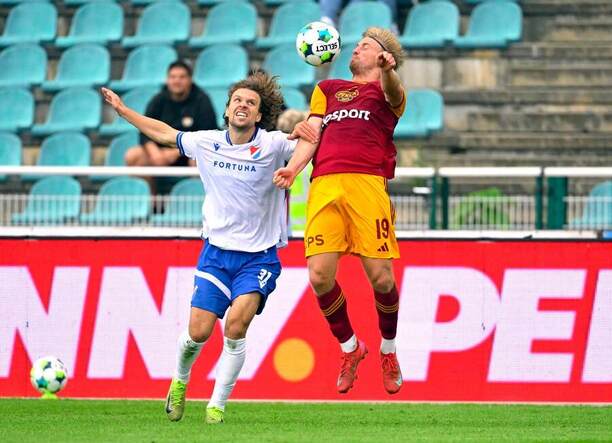 Utkání 3. kola CHL 2025/26: Na fotce zleva ostravský obránce Alexander Munksgaard a Marcel Čermák v dresu Dukly Praha