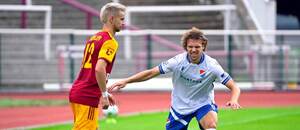 3. kolo Chance Ligy 2025/26: Záložník Dukly Martin Ambler (vlevo) a Alexander Munksgaard, bek ve službách Baníku Ostrava