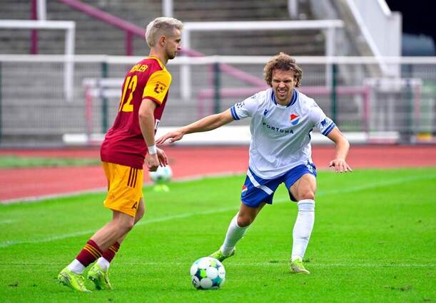 3. kolo Chance Ligy 2025/26: Záložník Dukly Martin Ambler (vlevo) a Alexander Munksgaard, bek ve službách Baníku Ostrava