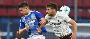 David Tkáč z Olomouce (vlevo) v souboji o balon se Šimonem Gabrielem hájící dres Liberce