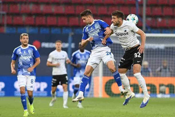 David Tkáč z Olomouce (vlevo) v souboji o balon se Šimonem Gabrielem hájící dres Liberce
