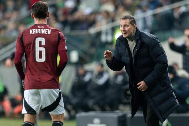 Kaan Kairinen a Brian Priske během utkání s Legií