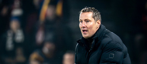 Trenér Sparty Brian Priske během prohry s Pardubicemi