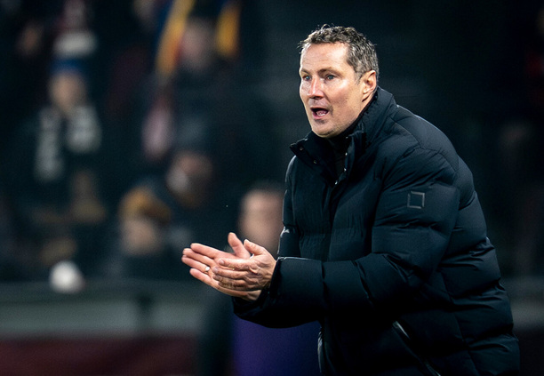 Trenér Sparty Brian Priske během prohry s Pardubicemi