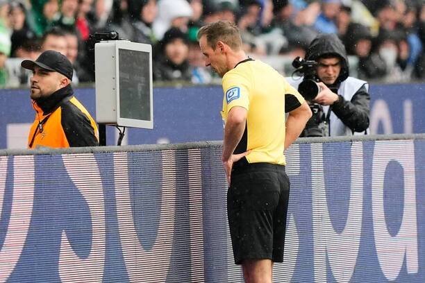 Německý sudí Sascha Stegemann zkoumá situaci pomocí videorozhodčího
