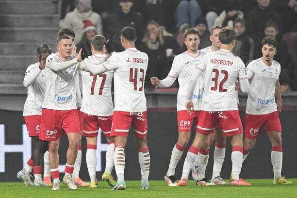 Fotbalisté Pardubic oslavili v neděli velkou výhru 4:2 na Spartě