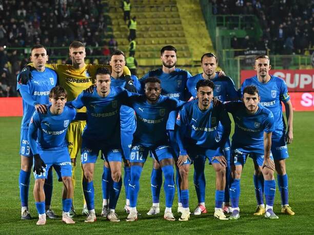 Hráči Craiovy před zápasem rumunské ligy