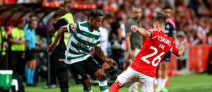 Geny Catamo ze Sportingu (vlevo) a Samuel Dahl z Benfiky v letním superpohárovém utkání