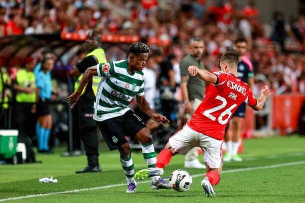 Geny Catamo ze Sportingu (vlevo) a Samuel Dahl z Benfiky v letním superpohárovém utkání