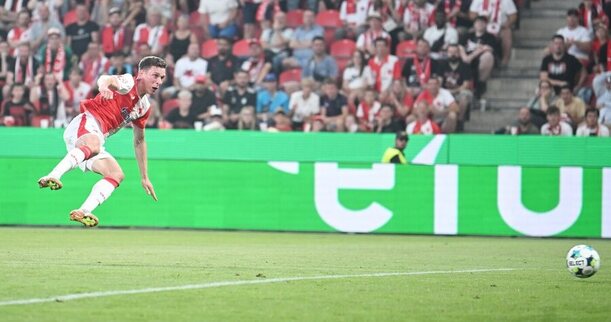 Lukáš Provod střílí branku do sítě Teplic