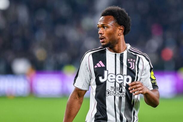 Útočník Juventusu Lois Openda v duelu proti Cagliari