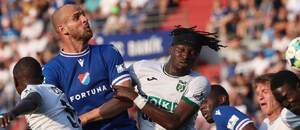 4. kolo Chance Ligy 2025/26: Na fotce v souboji zleva David Lischka, obránce Baníku, a Aboubacar Traore z Karviné