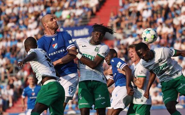 4. kolo Chance Ligy 2025/26: Na fotce v souboji zleva David Lischka, obránce Baníku, a Aboubacar Traore z Karviné