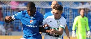 Christ Tiéhi z Baníku Ostrava (druhý zleva) soupeří o míč s Rokem Štormanem, jenž hájí barvy Karviné