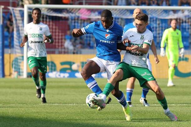 Christ Tiéhi z Baníku Ostrava (druhý zleva) soupeří o míč s Rokem Štormanem, jenž hájí barvy Karviné