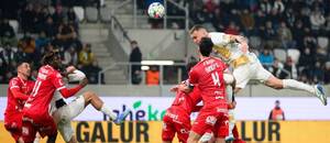 Tomáš Petrášek z Hradce Králové střílí branku do sítě Pardubic