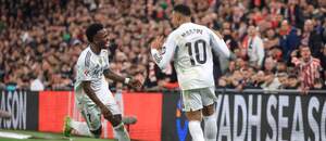 Vinícius (vlevo) a Kylian Mbappé se radují z gólu v utkání na stadionu Bilbaa