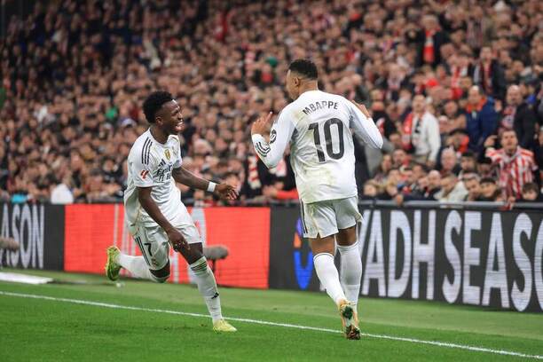 Vinícius (vlevo) a&nbsp;Kylian Mbappé se radují z&nbsp;gólu v&nbsp;utkání na stadionu Bilbaa