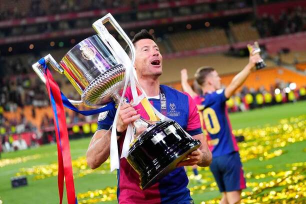 Robert Lewandowski s trofejí pro vítěze Copa del Rey za sezonu 2024/25